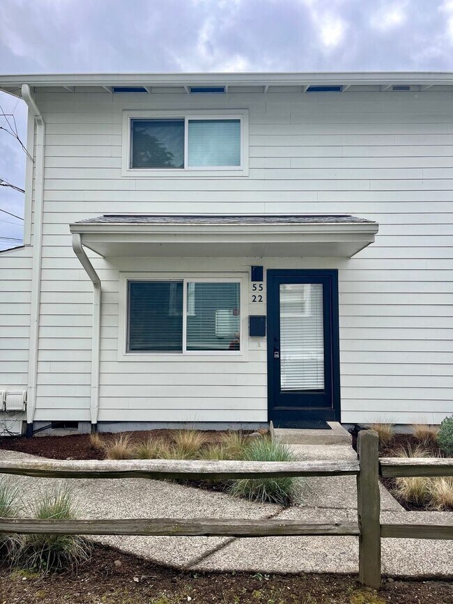 Building Photo - N Portland Alberta District! Light & Brigh...