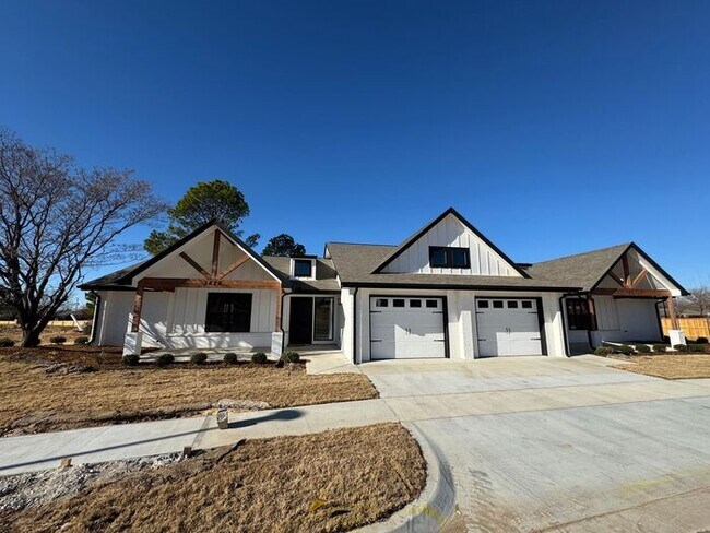Foto del edificio - Newly Remodeled 2-Bedroom Duplex in Broken Arrow – Prime Location!