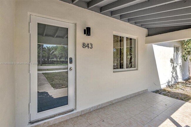 Foto del edificio - 843 SW 20th St