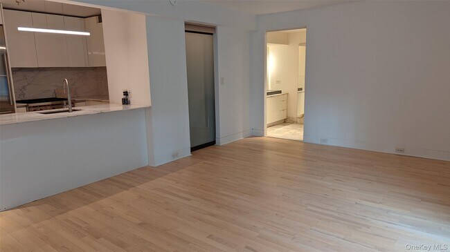 Foto del edificio - 322 W 57th St