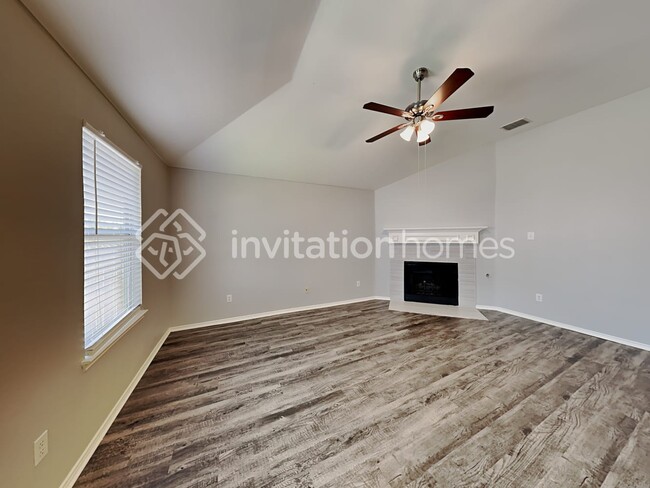 Building Photo - 15636 Landing Creek Ln