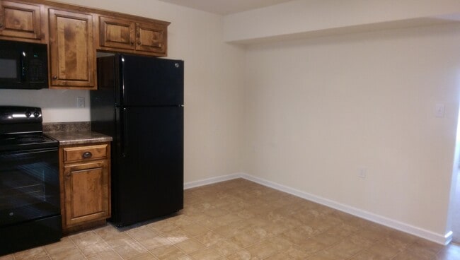 Building Photo - 1299 Pond St SE