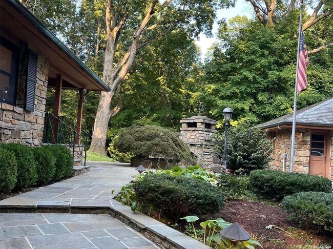 Foto del edificio - 55 Sunken Orchard Ln