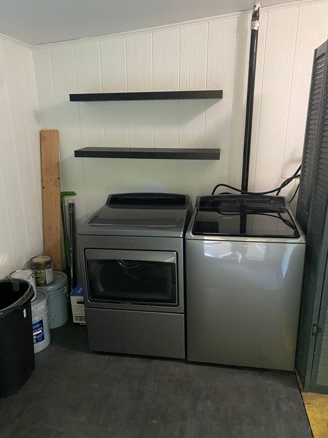 Building Photo - Fresh and bright!! 3 bedroom, 1 bath on la...