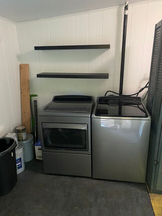 Foto del edificio - Fresh and bright!! 3 bedroom, 1 bath on la...