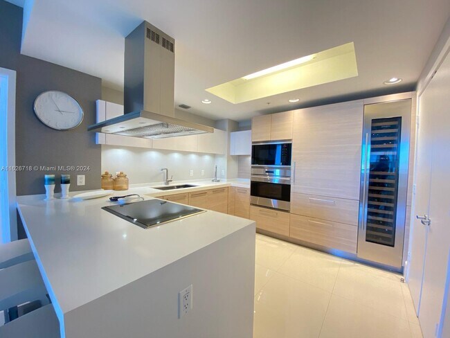 Building Photo - 17301 Biscayne Blvd