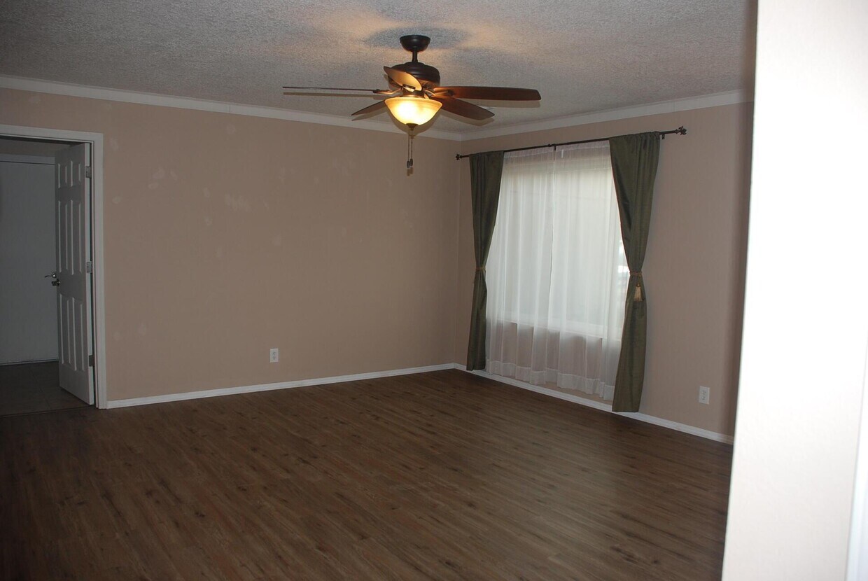 Building Photo - 902 Ladron Ave