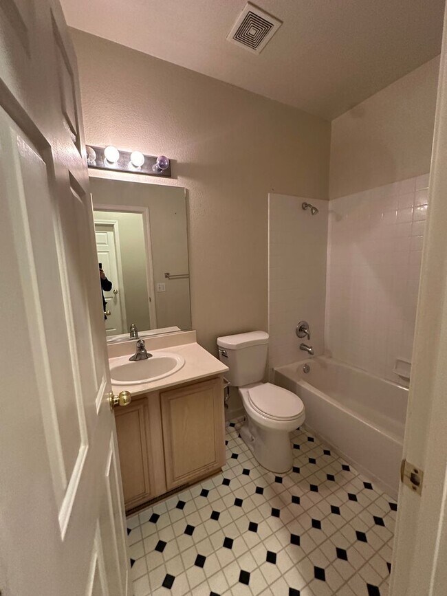 Building Photo - Adorable single story 3 bedroom, 2 bath ho...