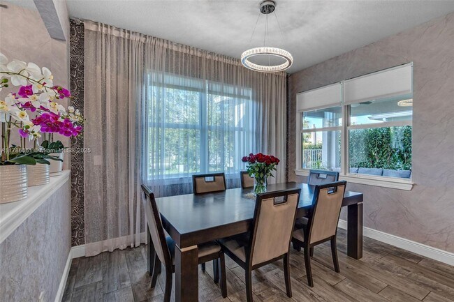 Foto del edificio - 3813 Greenway Dr