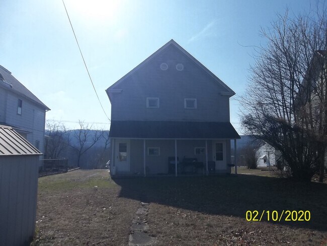 entrada trasera - lado izquierdo - 533 Susquehanna Ave