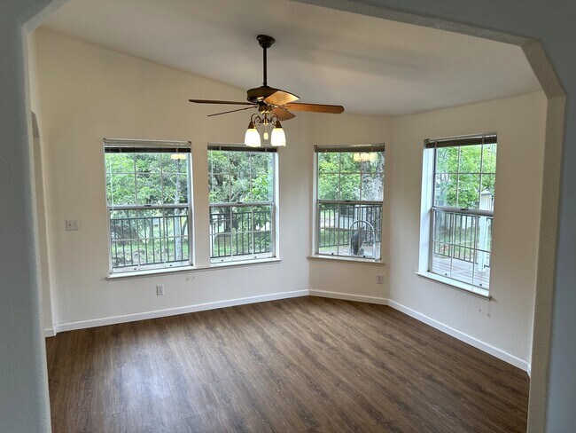 Foto del edificio - 6415 Mitchell Rd