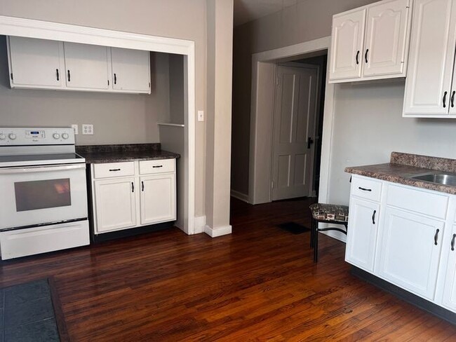 Building Photo - 2 Bedroom with All Utilities included Clos...