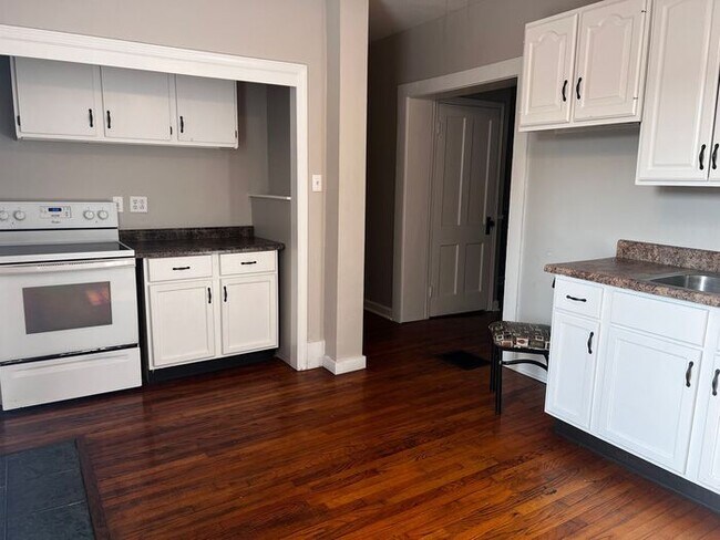 Foto del edificio - 2 Bedroom with All Utilities included Clos...