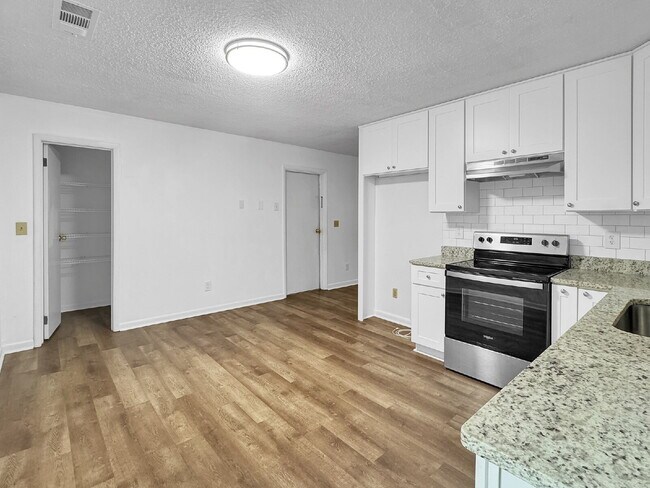 Foto del edificio - Charming 3-Bedroom Brick Ranch with Large Fenced Yard in Heart of Gainesville