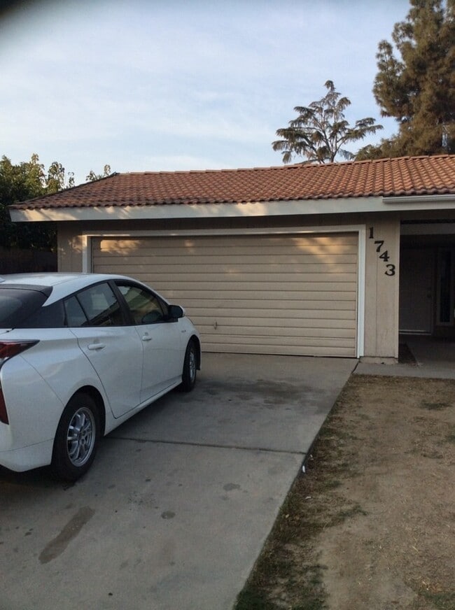 Building Photo - 1743 N Maple St