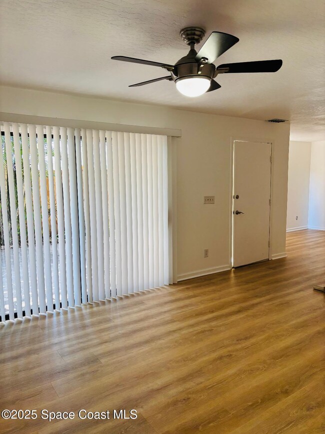 Foto del edificio - 3915 Vista Oaks Cir NE