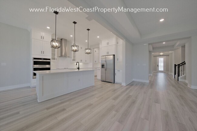 Foto del edificio - INCREDIBLE 5 BEDROOM/4.5 BATH/3 CAR GARAGE...