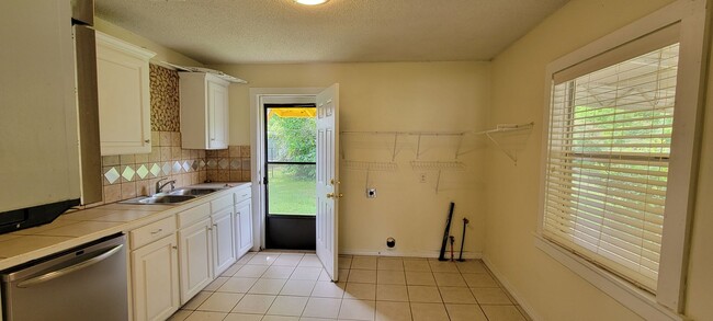 Building Photo - Beautiful, updated 2 bedroom rental!