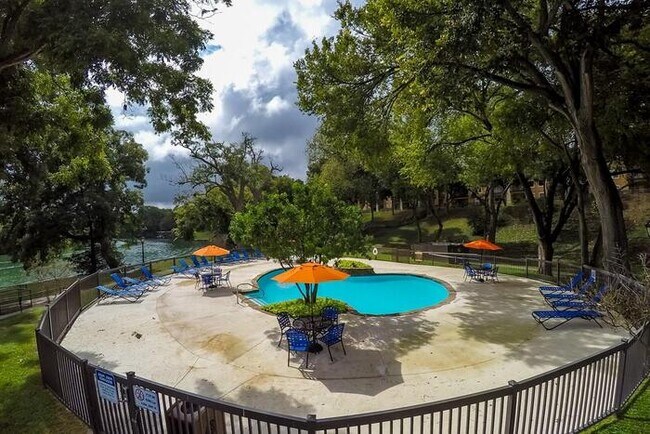 Building Photo - 770 I 35 N Frontage Rd