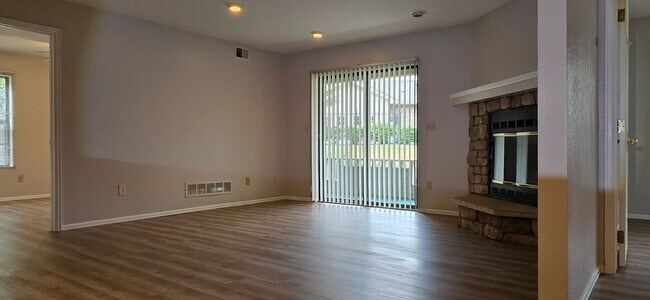 Foto del edificio - Adorable 2bd/2bth Parking Included Available Now