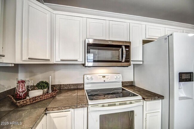 Building Photo - 230 N Birch Ct