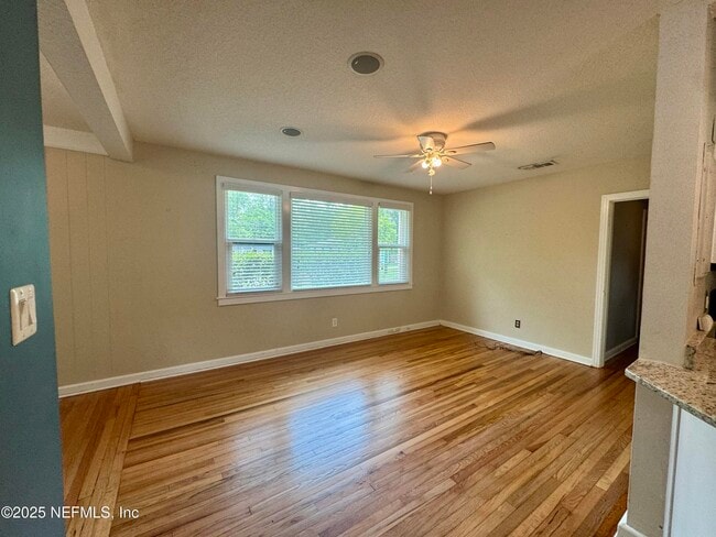 Building Photo - 1327 Azalea Dr