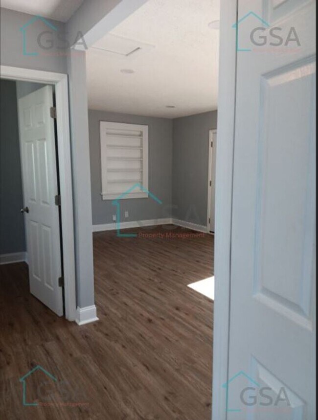 Building Photo - 3 Bedroom 2 Bath Available!