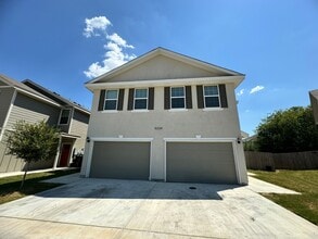 Building Photo - 10334 Lynwood Vlg