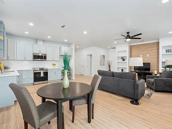 Foto del edificio - 741 Claire Ave