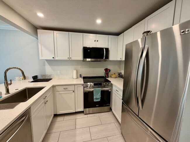 Foto del edificio - Updated 3 Bed 2.5 Bath Townhouse - SoHo / Hyde Park Area