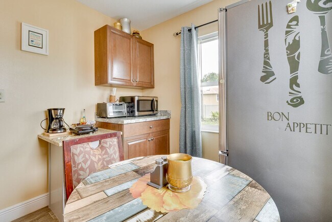 Foto del edificio - 7232 Lazy Hill Dr