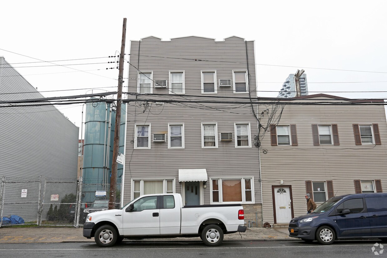 Foto del edificio - 4614 Vernon Blvd