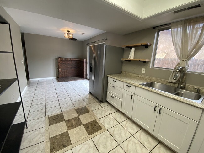 Building Photo - 4-Bedroom Retreat in Saint George – Cozy a...