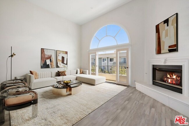 Building Photo - 435 Arnaz Dr