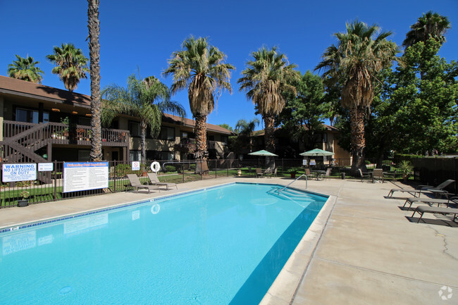 Swimming Pool - Country Hills Apartments