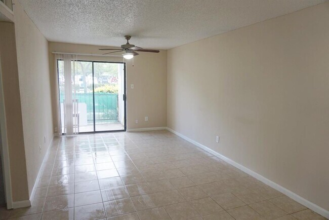 Building Photo - 2818 S Bartell Dr