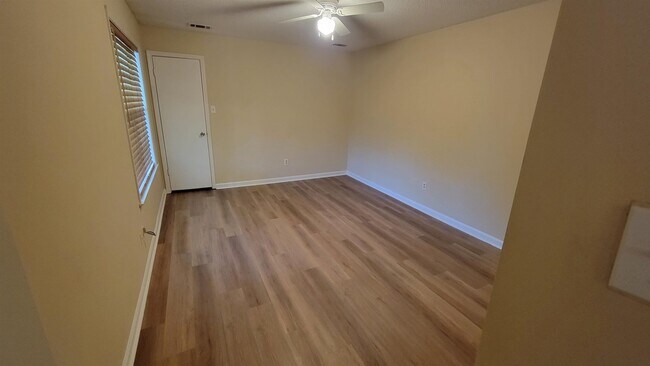 Building Photo - 2271 Hometown Dr