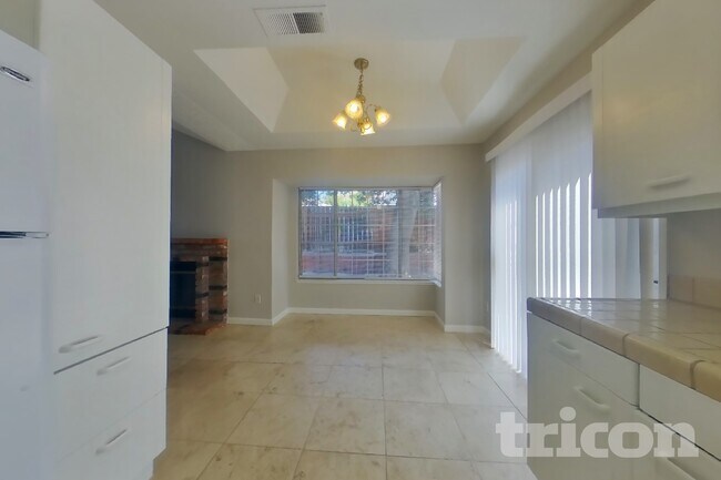 Building Photo - 3613 Bellflower Dr