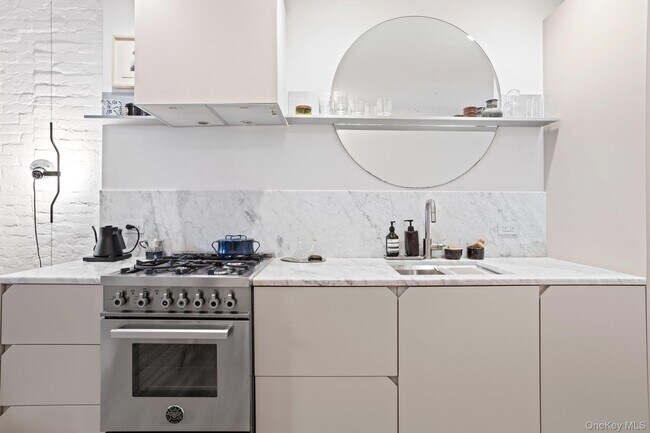 Foto del edificio - 537 Clinton St