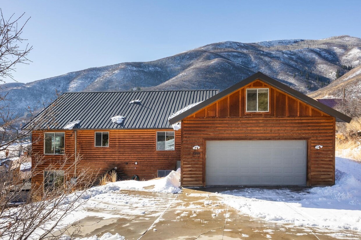 Primary Photo - Charming Mountain Getaway in Midway