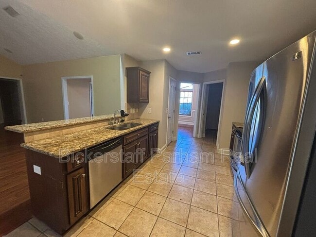 Building Photo - 10 Leah Ct