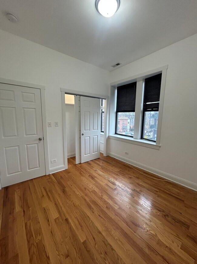 Foto del edificio - 3025 W Irving Park Rd