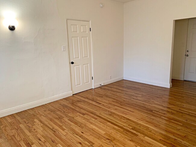 Building Photo - 652 S Dunsmuir Ave