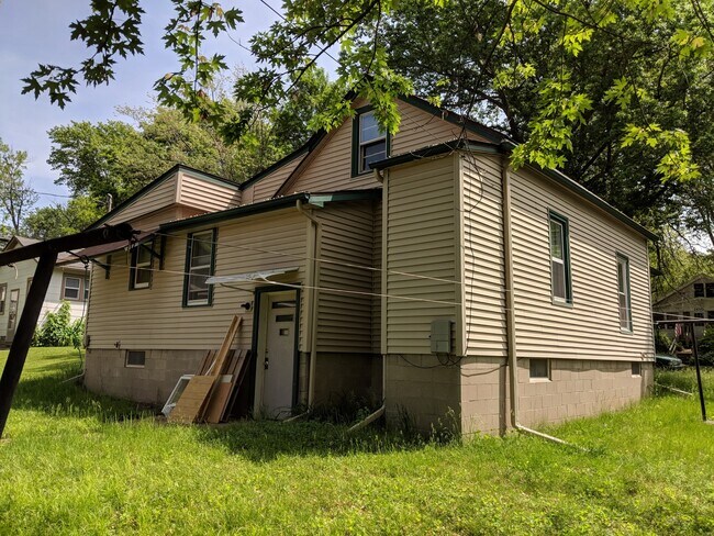 Building Photo - 2 bedroom single-family home in Iowa City