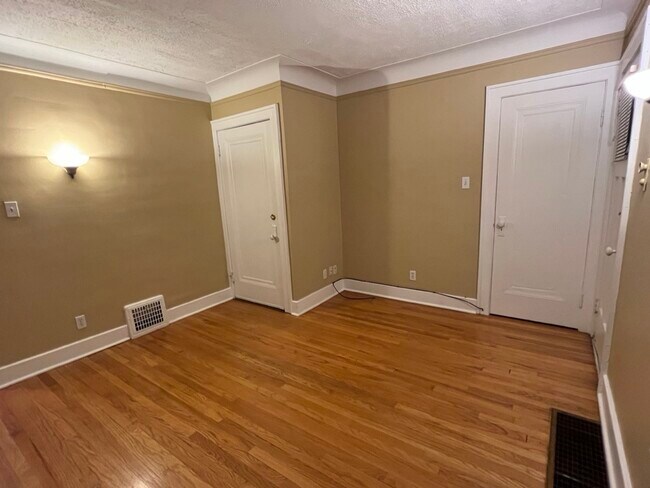 Sala de estar y puerta de entrada - 164 Jewell St
