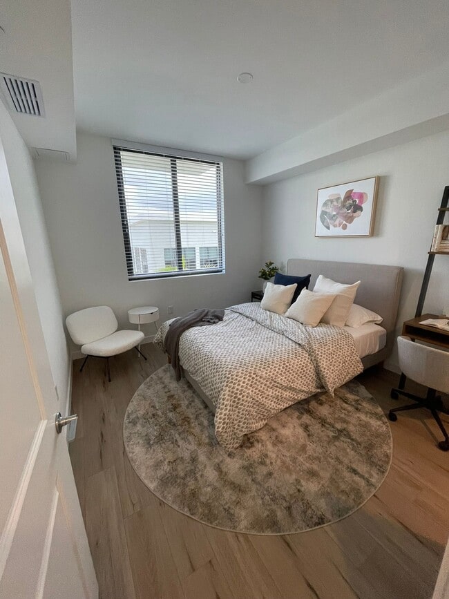 Building Photo - 520 W 79th St