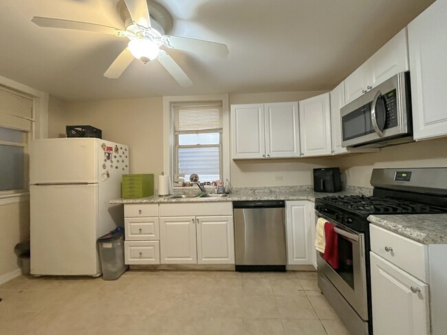 Building Photo - 3441 N Oakley Ave