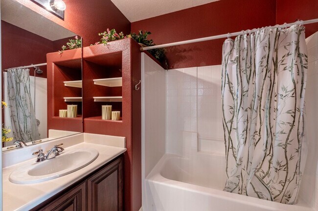 Foto del edificio - Luxurious Two-Story Home with Pool, Spa, a...