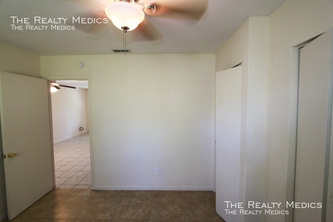 Building Photo - 627 Tanglewood St