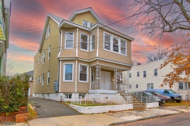 Building Photo - 155 Dewey St